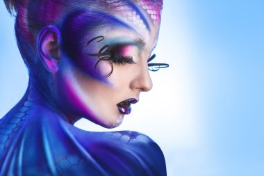 Yaratıcı sıradışı vücut sanatı ile genç güzel kız portresi 