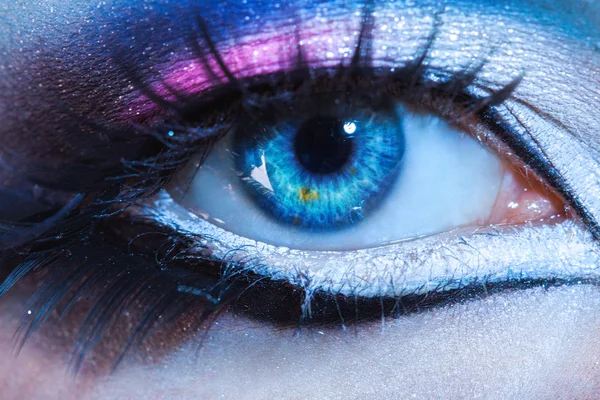 Close-up foto van vrouw oog met multicolor make-up. kijken — Stockfoto