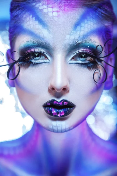 Verticale foto van modieuze model met creatieve make-up — Stockfoto