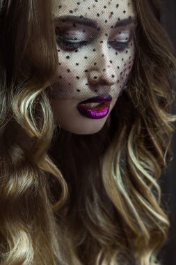 Güzel yetişkin kadın yapmak ile yukarı ve aşağı bakıyor st saç modeli