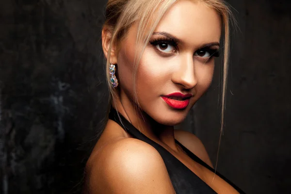Beauty woman looking at camera with professional make up in stud — Stock Photo, Image