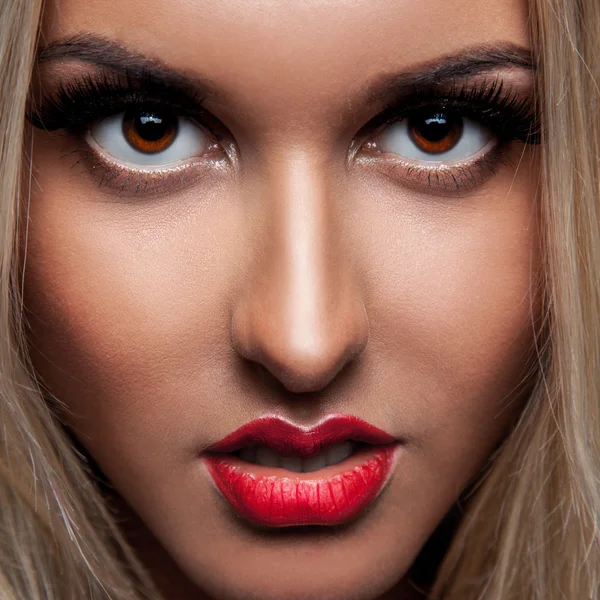 Primer plano retrato de hermosa mujer rubia con maquillaje — Foto de Stock