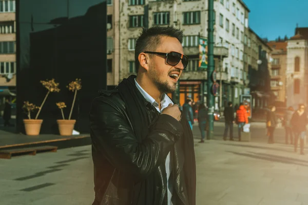 Aantrekkelijke volwassen mannelijke model op zoek weg op de straat — Stockfoto