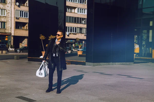 Hombre de negocios en gafas de sol sonriendo y mirando hacia otro lado —  Fotos de Stock