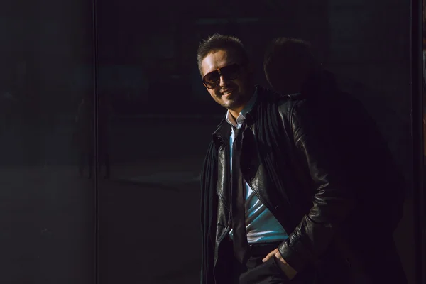 Dark photo of fun business man in leather suit and sunglasses ne — Stock Photo, Image