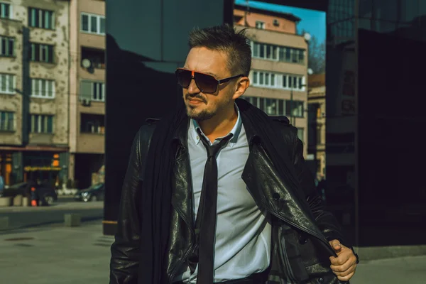 Fashionable male model looking away with sunglasses and leather — Stock Photo, Image