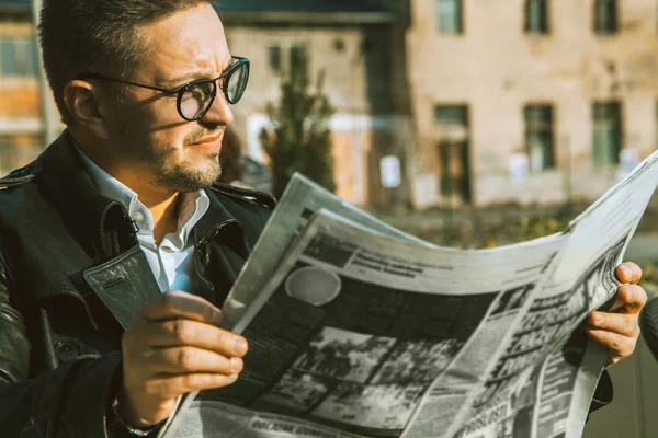 Elegantie schoonheid man in glazen gelezen krant — Stockfoto