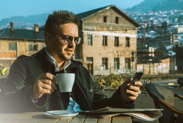 Glamour affärsman ha lite kul med kopp kaffe och mobil — Stockfoto