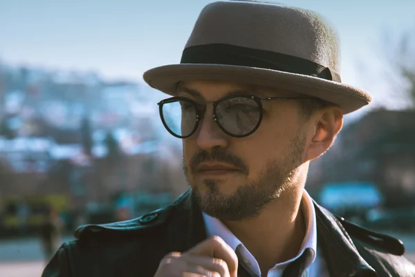 Glamour portrait of beauty man in hat and glasses looking away o — Stock Photo, Image