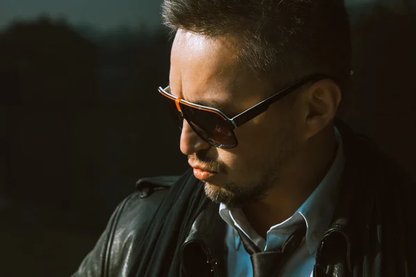 Portrait of caucasian man in sunglasses outdoors — Stock Photo, Image