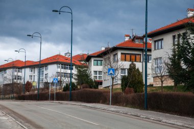 güzel beyaz evler ile road yakınındaki sokak