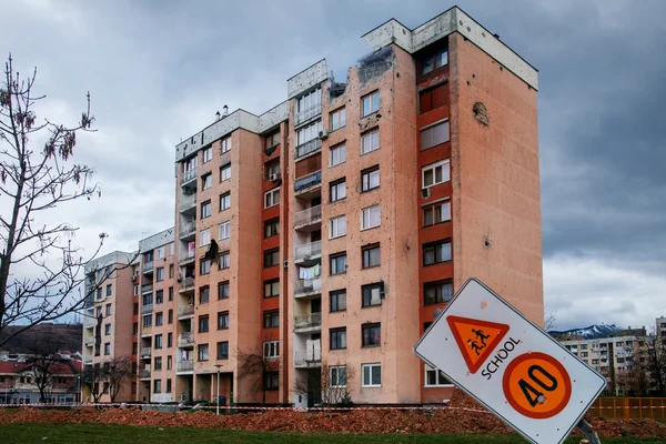 Savaş sonrasında. evler ve kurşun delikleri WA üflenir