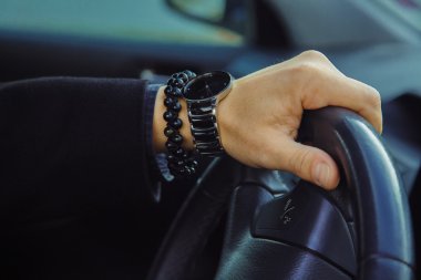 Yetişkin erkek el izlemek ve bilezik arabada renkli görüntü