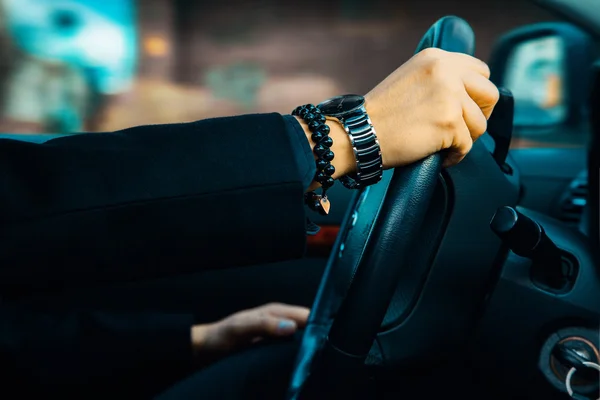 Araba kullanan bir iş adamı.