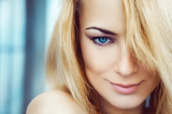 Închide fotografia de drăguț tânăr adult blondă femeie cu ochi albaștri . — Fotografie, imagine de stoc