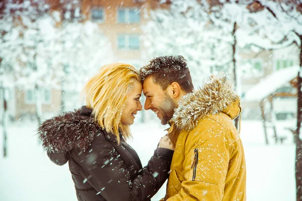 Verlobtes verliebtes Paar schaut einander an und lächelt in sich hinein — Stockfoto