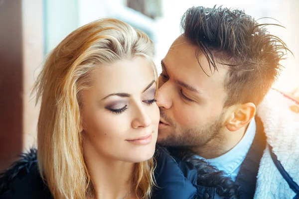 Retrato de moda de pareja enamorada. Hombre besando a su mujer en che —  Fotos de Stock