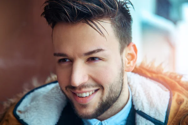 Retrato de lindo modelo masculino en look casual. Mirando hacia otro lado y smi —  Fotos de Stock