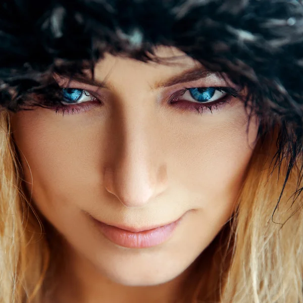 正方形のブロンドの髪と青い ey キューティーハニー若い女性の肖像画 — ストック写真