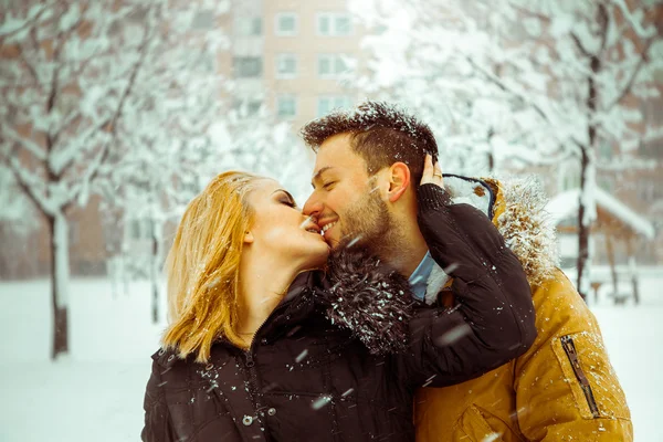 Young adult caucasian coupl in love kissing each other outdoors — Stock Photo, Image