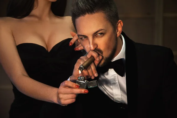 High society Portrait of man smoking cigar and lady with a cigar — Stock Photo, Image