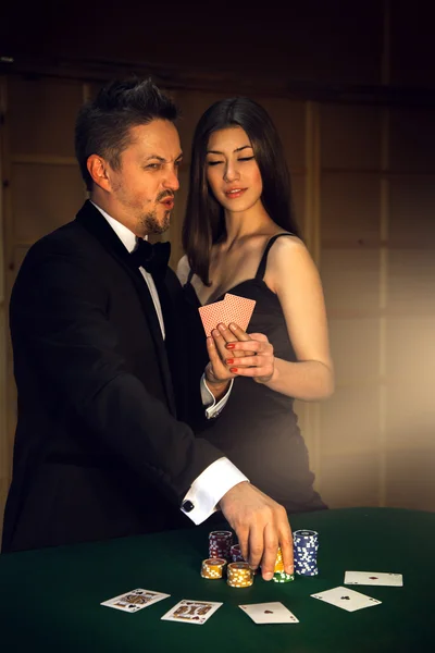 Retrato de casal confiante da vitória no poker — Fotografia de Stock