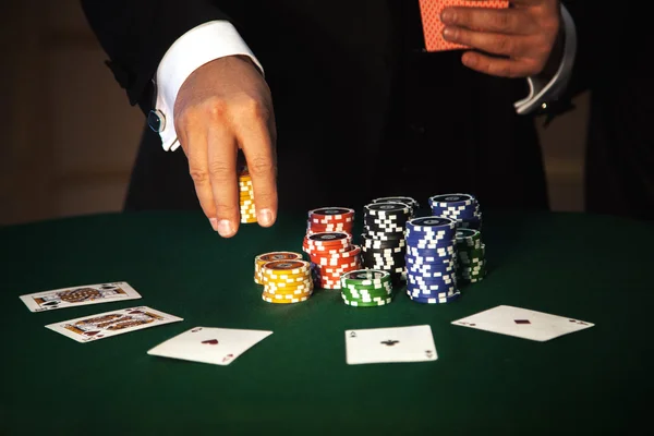 Gran apuesta en el juego de poker — Foto de Stock