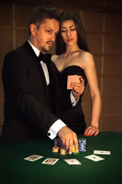 Poważny gracz sprawia, że duży zakład w pokera — Zdjęcie stockowe