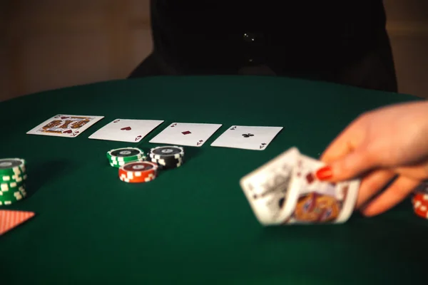 Imagen de la mano de mujer que levanta cartas de la mesa — Foto de Stock