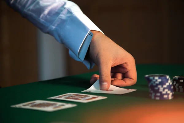 Dealern lägger korten på bordet med ett ess upp sin ärm — Stockfoto