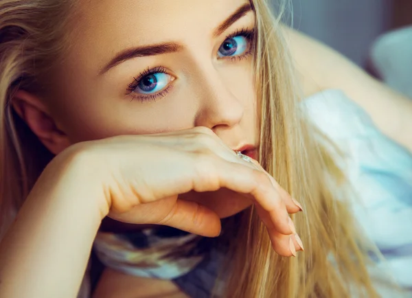 Splendida giovane donna bionda che guarda la fotocamera con gli occhi blu — Foto Stock