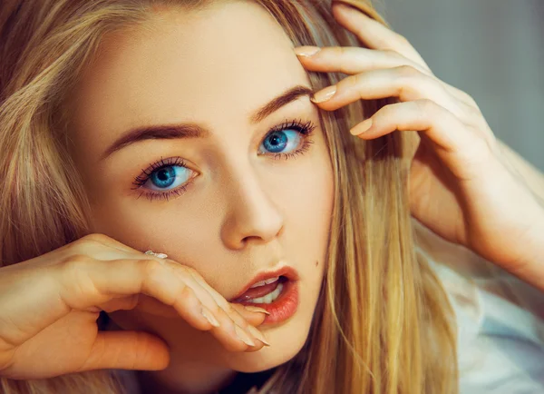 Mujer rubia seductora con ojos azules mirando a la cámara — Foto de Stock