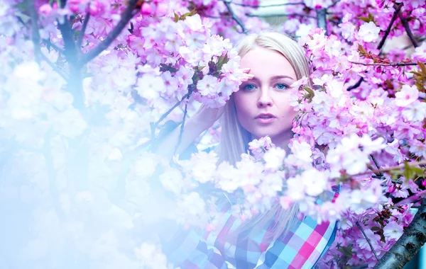 Lady with flowers looking at camera. Spring time — Stock Photo, Image