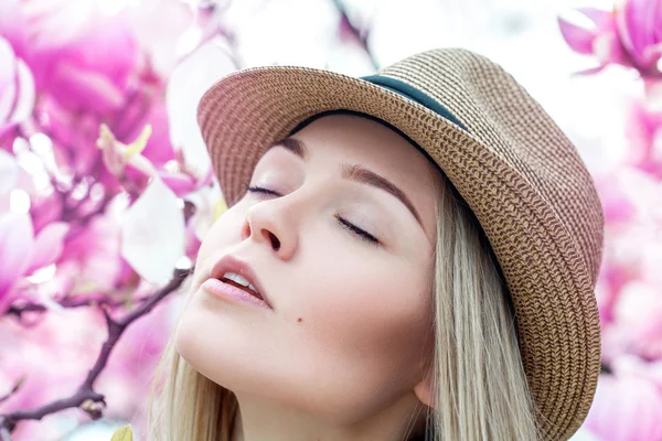 Close-up van portret van charmante jonge vrouw in hoed met bloemen — Stockfoto