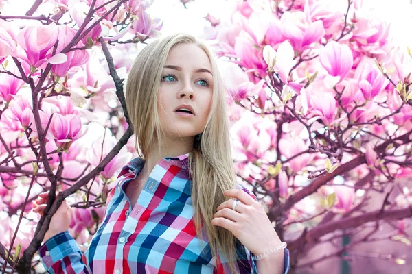 Sensibile bella ragazza vicino alla fioritura albero rosa — Foto Stock