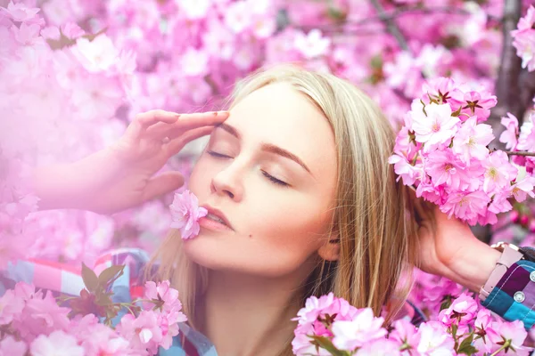 口の中で花と美の若いブロンドの新鮮な春の写真 — ストック写真