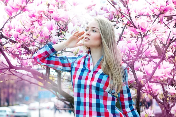 Rêver jeune femme blonde regardant loin avec des fleurs — Photo