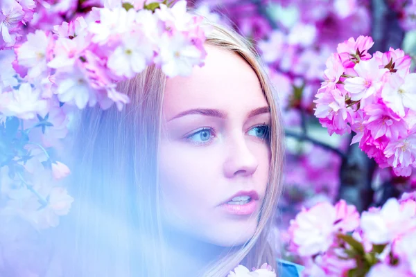 咲く花の愛らしい若いブロンドの水平の肖像 — ストック写真