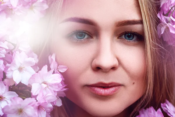 Close up beauty photo of young cutie girl with flowers — Stock Photo, Image