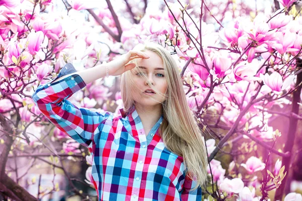 Modella con fiori in posa sulla macchina fotografica — Foto Stock