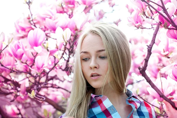 Sensual retrato de belleza rubia con flores rosas en el árbol de — Foto de Stock