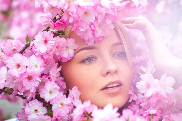 Wiosna zewnątrz portret Urocza dziewczyna kwiaty kwitną — Zdjęcie stockowe