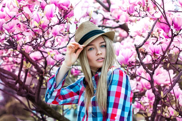 Primavera retrato de bonito jovem loira mulher de chapéu com flores — Fotografia de Stock