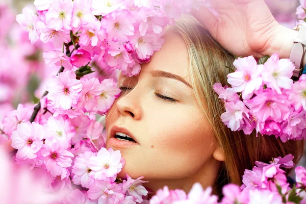 Voluptuous young blonde woman enjoy the flowers — Stock Photo, Image