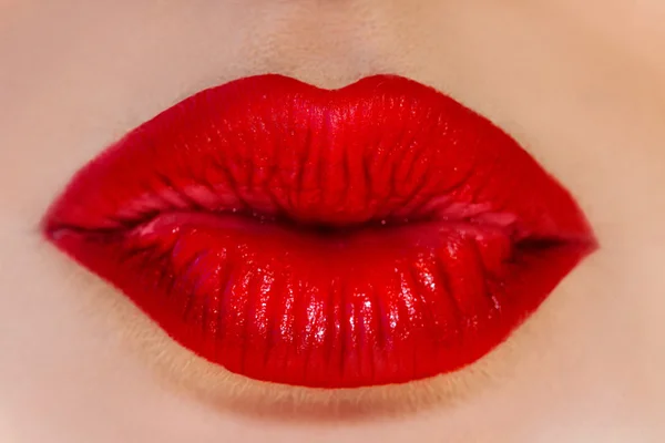 Foto da vicino di labbra di donna in rossetto rosso — Foto Stock