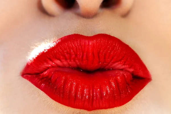 Macro foto de lábios de mulher. Beijar com batom vermelho nos lábios — Fotografia de Stock