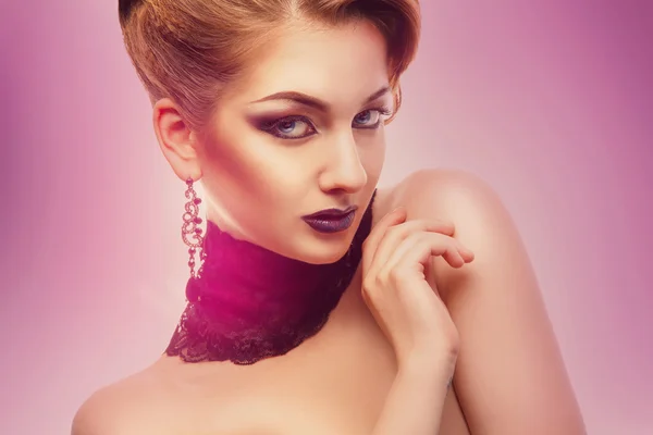 Retrato horizontal de modelo de moda con maquillaje en respaldo blanco — Foto de Stock
