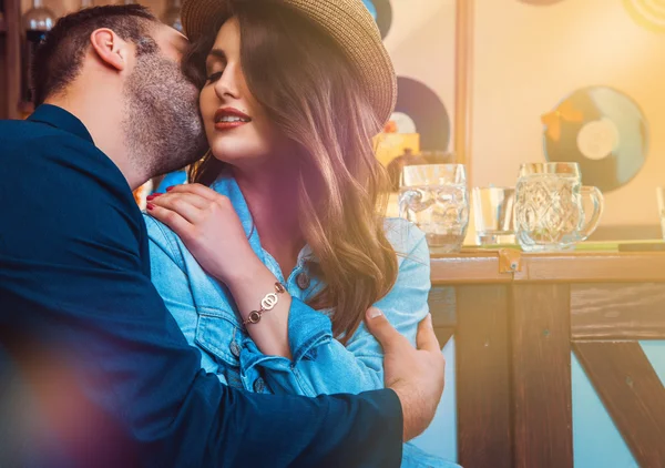 öpüşme ve, sarılma çekici sevenler bar