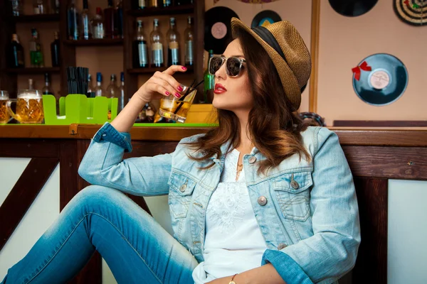 Mulher elegante em óculos de sol e chapéu beber cockta álcool frio — Fotografia de Stock