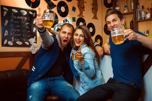 Amigos se divertindo sorrindo e bebendo no bar — Fotografia de Stock